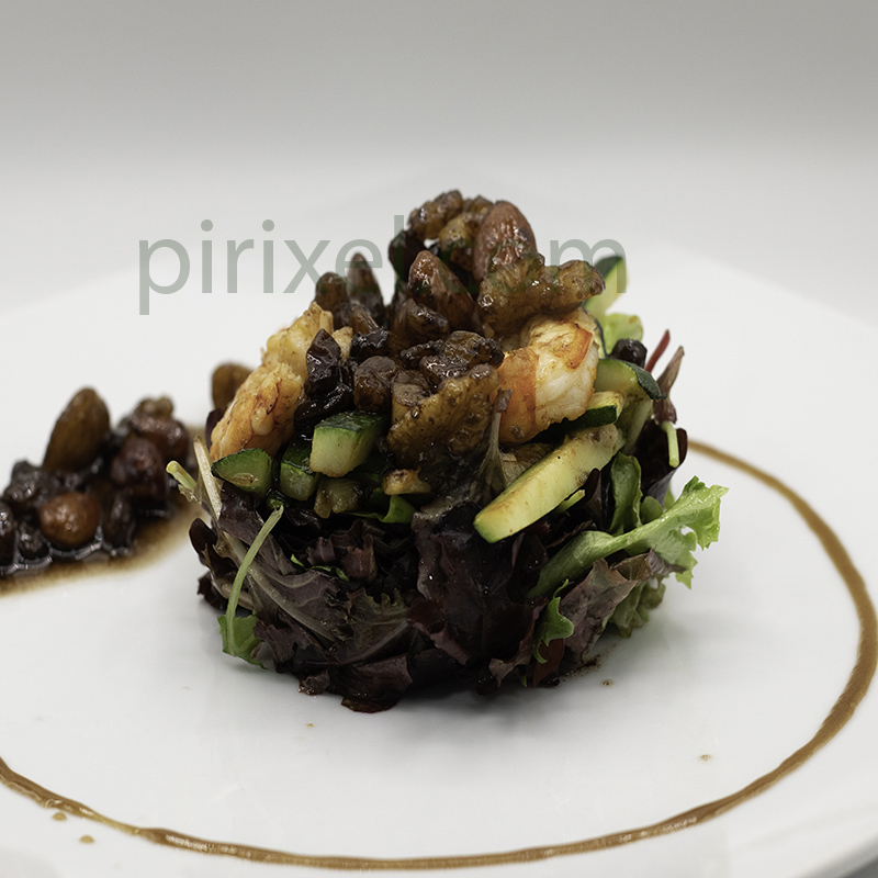 SALAD WITH PRAWNS AND DRIED FRUITS