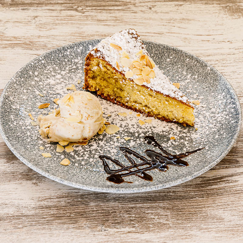 Almond cake “Gató”