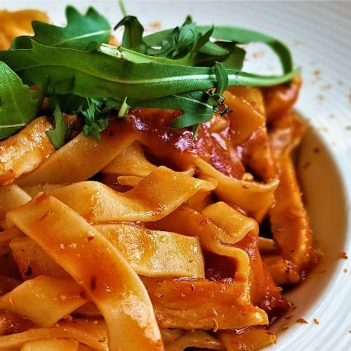 Pappardelle con salchicha al vino